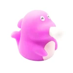 Juguete de silicona rosa con forma de pingüino, sujetando una bola blanca.