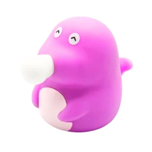 Juguete de silicona morado con nariz blanca y detalles negros, forma de pato.
