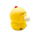 Juguete amarillo de silicona en forma de pato con burbuja en la boca y detalle rojo en la cabeza.