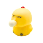 Juguete de pato amarillo de silicona con cara gruñona y chicle inflado, detalle de cresta roja.