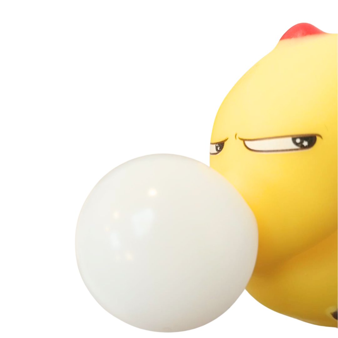 Juguete de silicona amarillo inflado con chicle blanco, personaje con ojos enfadados.