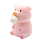 Juguete cerdito rosa siliconado sentado, con pelota blanca en la boca.
