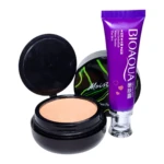 Combo de maquillaje compuesto por base cushion en estuche negro abierto con producto beige y tubo púrpura de crema despigmentante Bioaqua Nenhong.
