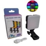 Luz LED de bolsillo AY-83 para video con soporte adaptable y cable USB, exhibe colores RGB.