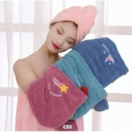 Mujer con turbante de microfibra rosa, sosteniendo un set de dos toallas para cabello de texturas suaves en colores fucsia con diseño de estrella y azul.