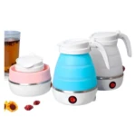 Hervidor de agua plegable azul y blanco, rosa y blanco junto a vaso con té.