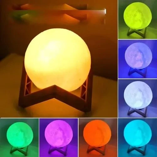 Lámpara LED con forma de luna de 15 cm sobre base de madera, muestra la esfera iluminada en cálido y una cuadrícula de 8 variantes de colores diferentes.