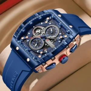 Reloj Curren 8442 con caja cuadrada azul y bisel en tono oro rosa, cronógrafo, esfera texturizada, manecillas luminiscentes y correa de silicona azul.