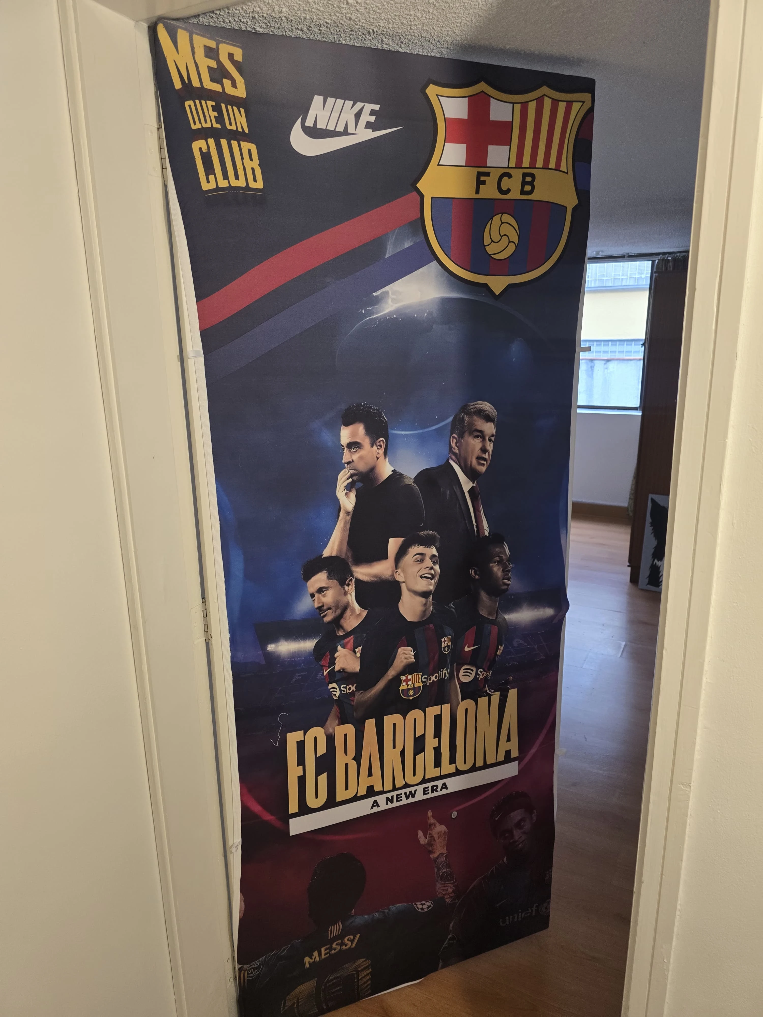 Funda decorativa de puerta del FC Barcelona, estilo "Més que un club", con escudo, logo Nike y jugadores.