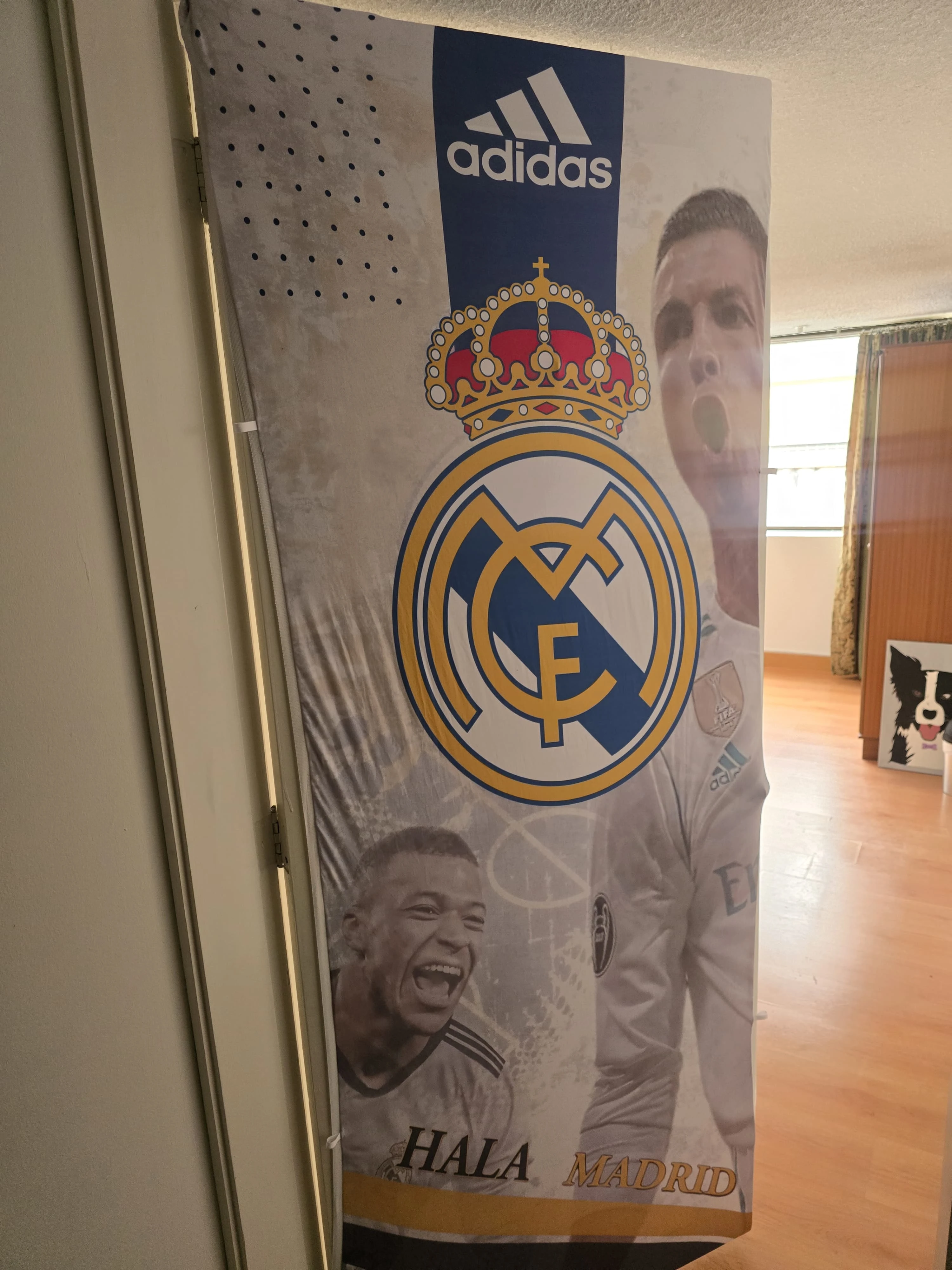 Funda decorativa para puerta de Real Madrid con escudos, jugadores y logo Adidas.
