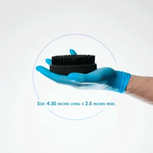 Cepillo de palma suave negro, 4.30 x 2.5 pulgadas, en mano con guante azul.