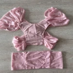 Fular para bebés rosa transpirable de malla. Conjunto de dos piezas.