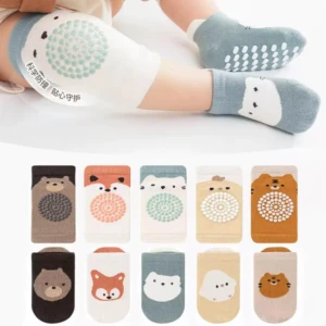 Medias y rodilleras para bebé con diseño de animales y puntos antideslizantes.
