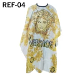 Capa de barbería impermeable blanca con estampado barroco dorado y logo Versace.