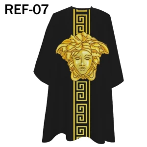 Capa de peluquería negra con diseño Medusa y grecas doradas.