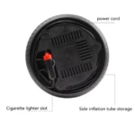 Compresor de aire para llantas negro, con ranura para encendedor, almacenamiento lateral de manguera y cable de alimentación.