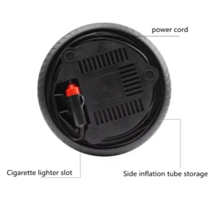 Compresor de aire para llantas negro, con ranura para encendedor, almacenamiento lateral de manguera y cable de alimentación.