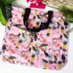 Set x2 bolsas reutilizables plegables con diseño de flamencos, tucanes y gafas de sol sobre fondo lila.
