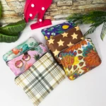 Seis bolsos plegables con diseños variados: flamencos, gafas de sol, cuadros, estrellas, limones y pavo real.