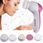 Cepillo facial eléctrico 5 en 1 rosado con exfoliantes y masajeador de perlas.
