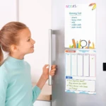 Pizarras magnéticas decorativas con listas de compras, agenda semanal y notas. Niña en primer plano.