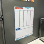 Pizarra magnética para actividades semanales con días de la semana en español y espacio para notas.