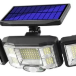Lámpara solar negra de 192 LED con tres cabezales ajustables, panel solar superior y sensor de movimiento frontal para iluminación de exteriores.