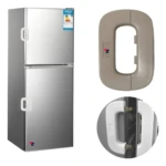 Refrigerador plateado con cerraduras blancas en las puertas y bloqueo de seguridad gris en forma de "O".