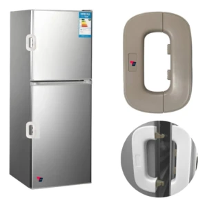 Refrigerador plateado con cerraduras blancas en las puertas y bloqueo de seguridad gris en forma de "O".