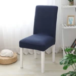 Forro azul oscuro para silla, textura gruesa y elástica, protege el asiento y respaldo.