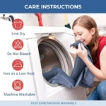 Mujer huele tela azul de forro protector grueso para silla, junto a lavadora, indica instrucciones de cuidado.