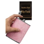Wiskera acero inoxidable rosa con textura, en mano, caja "Stainless Steel Hip Flask".