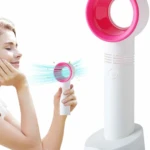 Ventilador de mano sin aspas blanco con borde rosa, usado por una mujer y en su base.