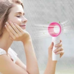 Ventilador de mano sin aspas blanco con borde rosa, emitiendo aire refrescante a una mujer.