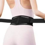 Faja lumbar negra de malla transpirable y correas ajustables, usada por mujer sobre ropa deportiva.