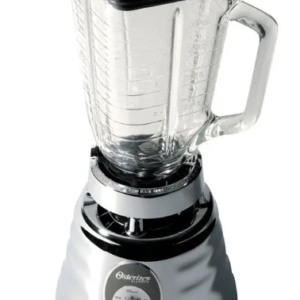 Licuadora Oster de vidrio cromada con control de perilla, tapa negra y asa.