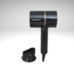 Secador de cabello Sokany negro con detalles dorados, diseño compacto y boquilla concentradora de aire desmontable a un lado sobre fondo degradado gris.