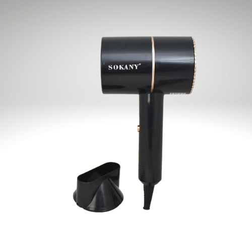 Secador de cabello Sokany negro con detalles dorados, diseño compacto y boquilla concentradora de aire desmontable a un lado sobre fondo degradado gris.
