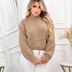 Suéter beige de cuello alto para dama, tejido texturizado, talla única, combina con pantalones blancos.