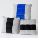 Almohadas cuadradas de felpa gris con franjas verticales de color azul o negro, perfectas para sillas.