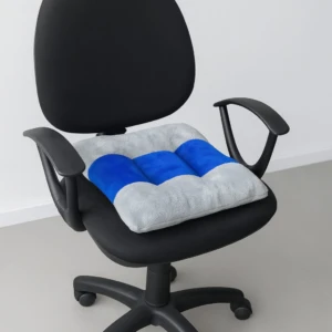 Cojín de silla de oficina negro con estampado de ondas grises y azules, textura suave.
