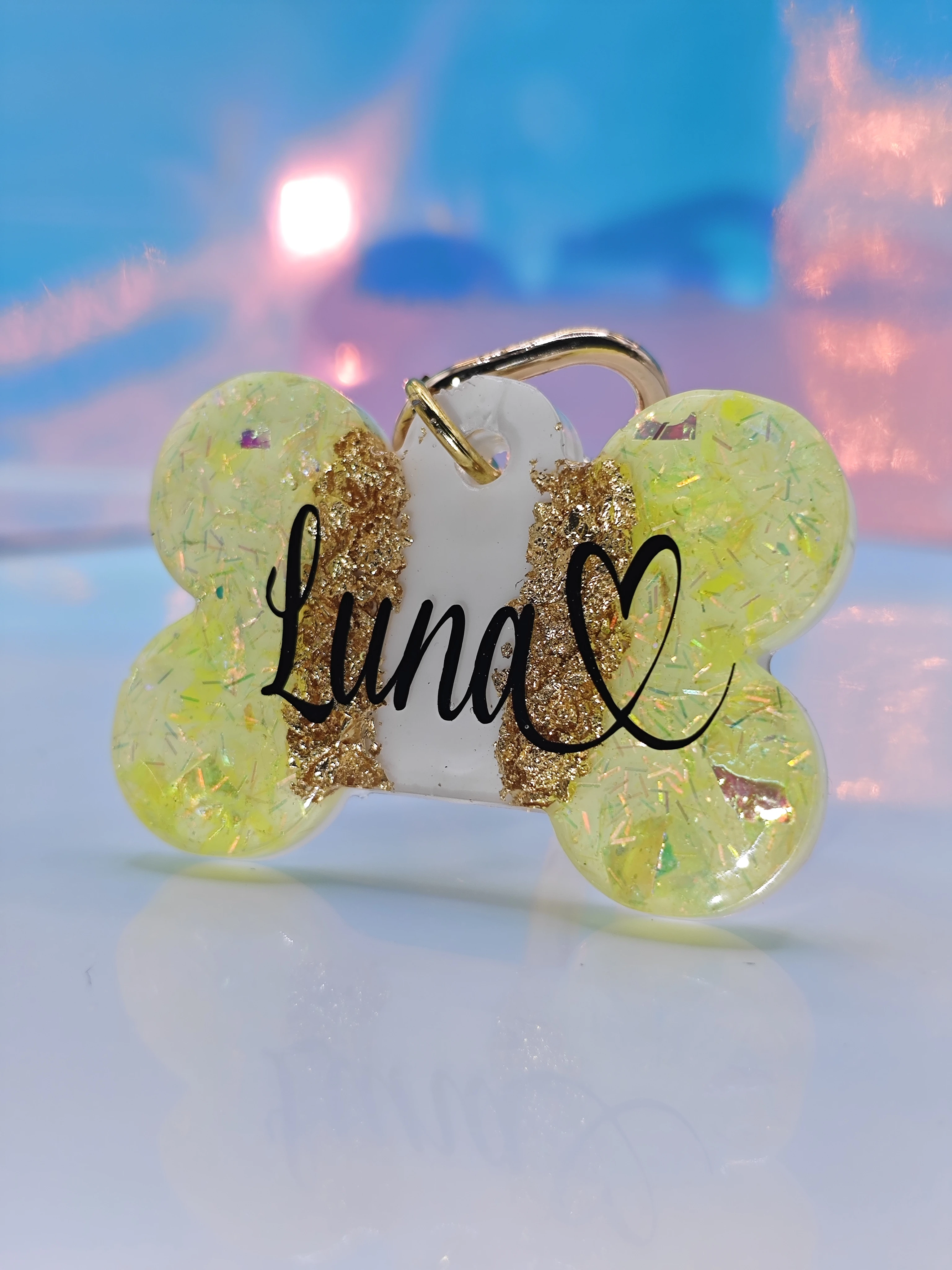 Placa de mascota de resina con forma de hueso color amarillo y dorado, personalizada con nombre "Luna" y un corazón.