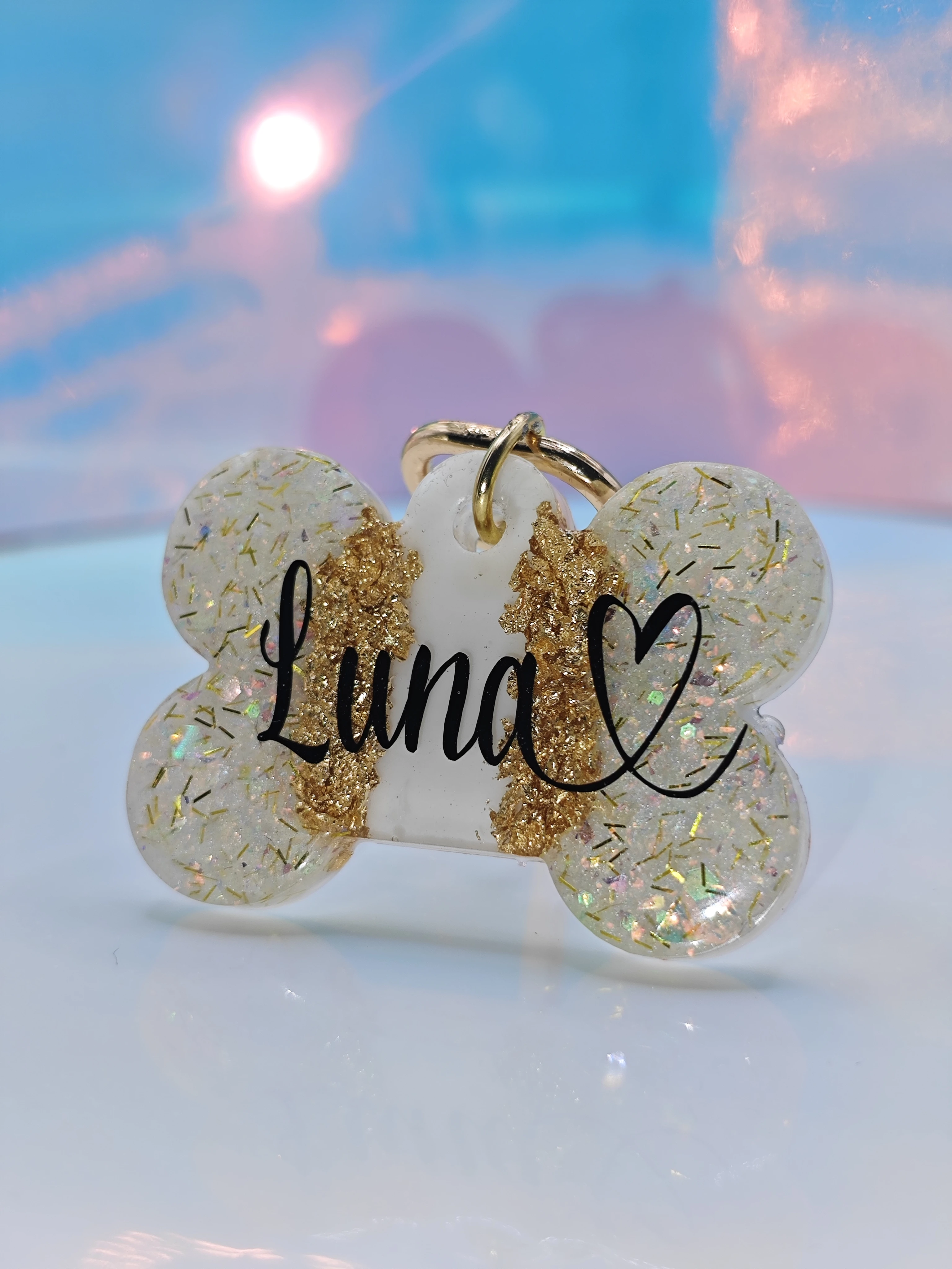 Placa para perro personalizada con nombre "Luna" y corazón, diseño de hueso con escarcha dorada y brillos.