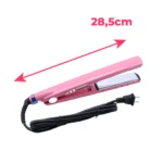 Plancha para cabello color rosa con placas de cerámica, diseño ergonómico de 28,5 cm de largo, incluye cable de alimentación con enchufe estándar.