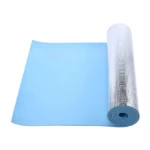 Tapete de yoga azul desplegado con extremo enrollado plateado brillante y texturizado.