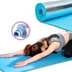 Tapete de yoga azul portátil, enrollado y extendido, con persona en postura de niño.
