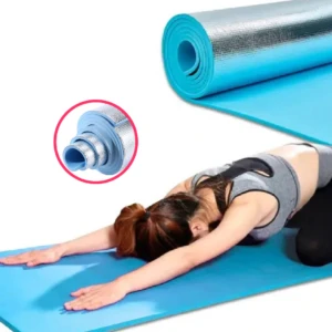 Tapete de yoga azul portátil, enrollado y extendido, con persona en postura de niño.