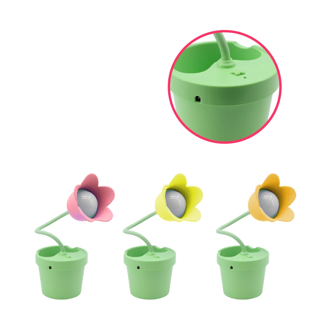 Tres lámparas de escritorio LED con forma de flor en maceta verde, con pétalos rosados, amarillos y naranjas, incluyendo un detalle de su puerto de carga.