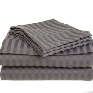 Sabanas dobles grises a rayas, apiladas y dobladas.