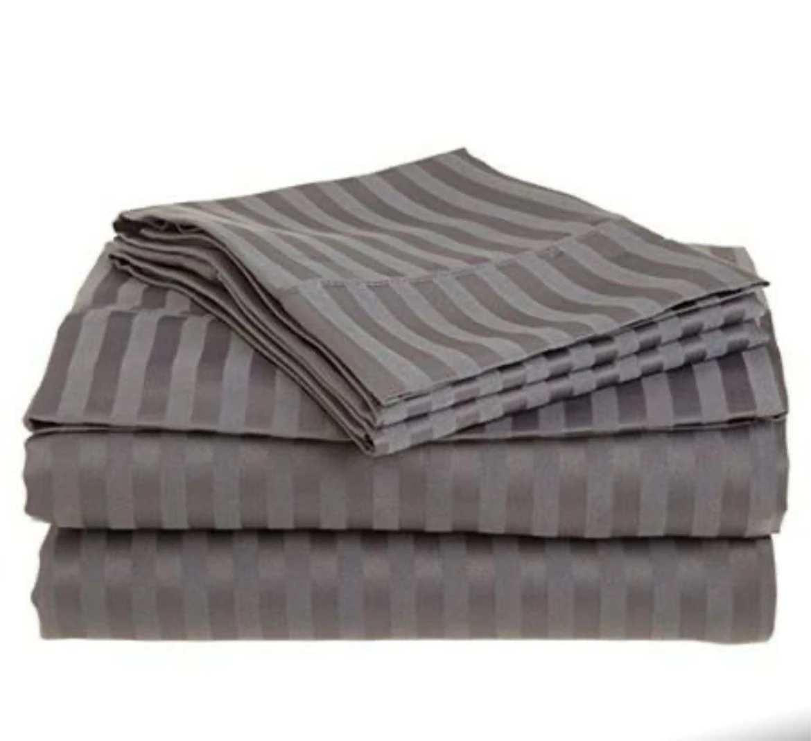 Sabanas dobles grises a rayas, apiladas y dobladas.